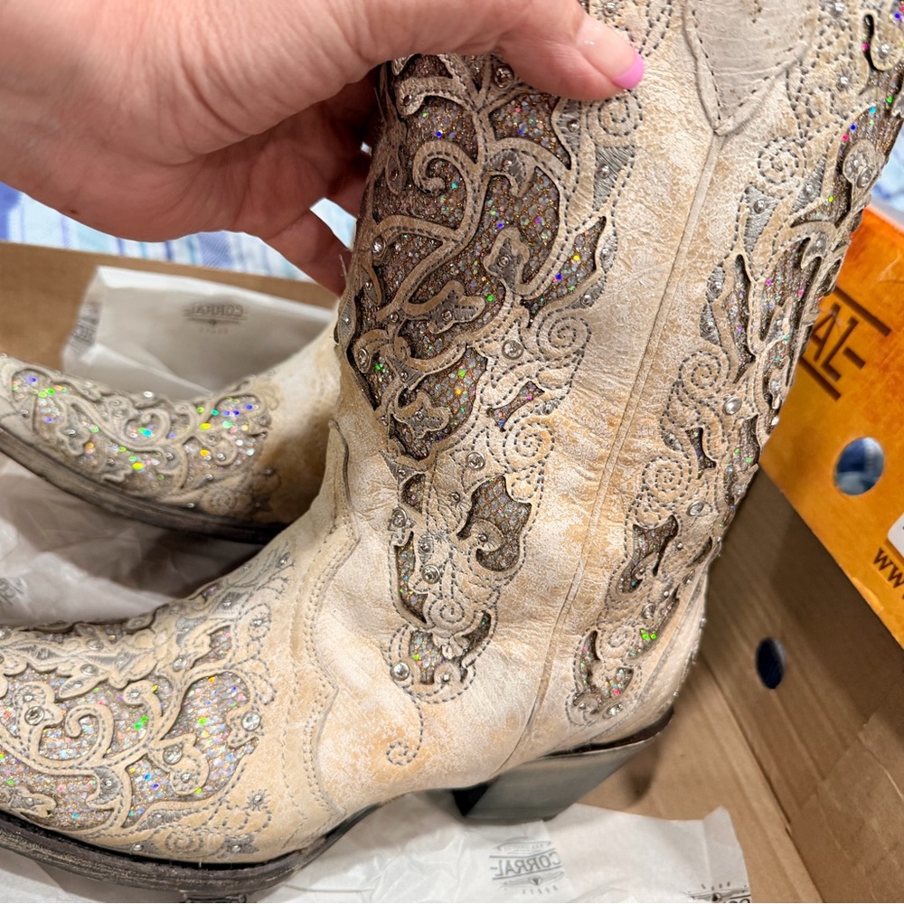 Corral woman 10W boots in white glitter inlay and crystals. - Picture 7 of 16